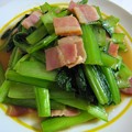 写真: 小松菜とベーコンの炒め物・・・