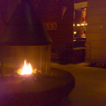 写真: ホテルのロビー、暖炉あたた...