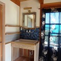 写真: 日本伝統家屋新築　洗面台　浴衣カーテン　コラベルタイル