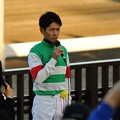 Photos: 勝利騎手インタビューを受ける戸崎。マイクは持つのね。　　#浦和記念　#keiba