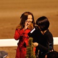 写真: [東京大賞典2013]帰り際の香里奈さんが後ろの客に手を振る