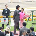 写真: [140525東京11R優駿牝馬]竹野内さんに祝福されて照れ気味の岩田。ようやく笑顔が出てきた