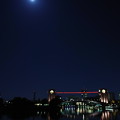 写真: 天門橋と月