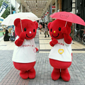 写真: 傘をさす･･ビスベア・妹とビスベア・次男