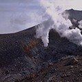 噴煙を噴き上げる旭岳噴気孔