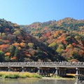 写真: 渡月橋と嵐山