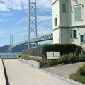 写真: 移情閣と明石海峡大橋