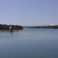 写真: 堤体から見た多摩湖（村山下貯水池）
