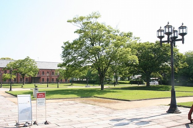写真: 姫路市立美術館の前庭?