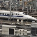 写真: 東京駅を発つN700系新幹線?