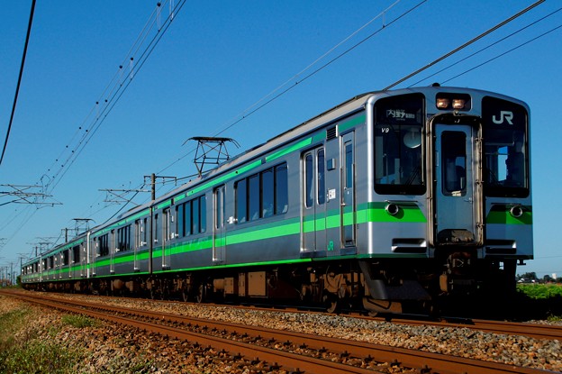写真: 越後線直通のE127系普通列車