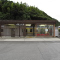 写真: JR九重駅と209系電車