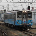 写真: 伊予市駅に到着するキハ54 10