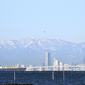 写真: 雪山とヨコハマ