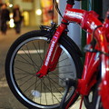 赤い自転車と街の灯