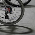 写真: 車輪と影
