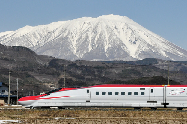 写真: 岩手山と秋田新幹線