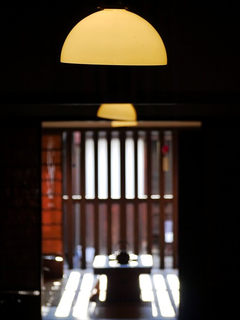写真: 古風な部屋の灯り