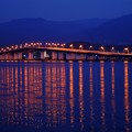 湖に反射する夜の橋の灯り