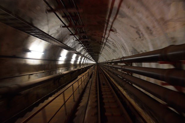 写真: 地下１４０メートルの世界へ