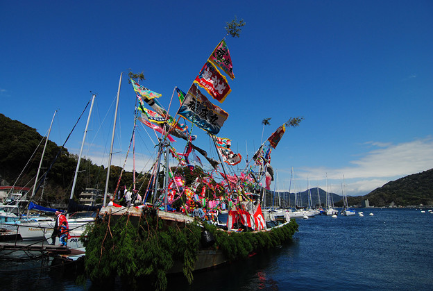大瀬祭の大漁旗の船