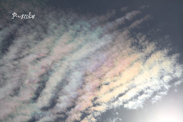 写真: 虹色ウロコ雲