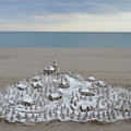 写真: トレモリノスのビーチにできた土のオブジェ、見たことないクオリティ