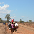 写真: ザンビアとの国境の橋に向かう道