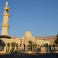 写真: アカバ市内のモスク。白が美しい