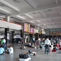 写真: ニューデリー駅。インドではとにかく駅で休んでるひとが多い