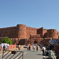 写真: アーグラー城の入口。赤い城壁