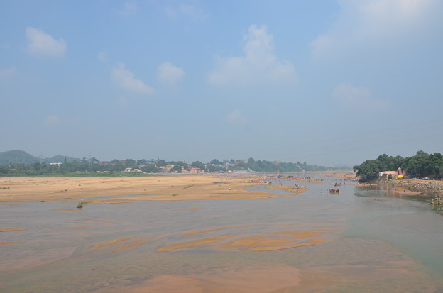 写真: ナイランジャラー川。ヒンドゥー教の祝祭でひとが集まってきていた