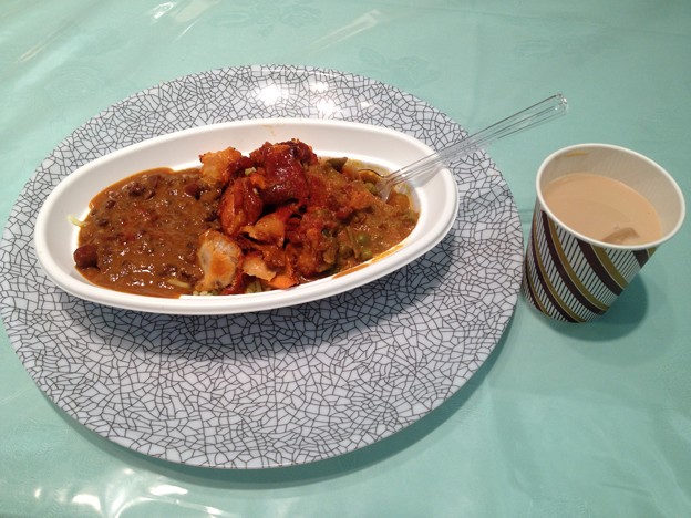 インドフェア_33：野菜と豆のカレーとスパイシーチキン、チャイ