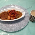 写真: インドフェア_33：野菜と豆のカレーとスパイシーチキン、チャイ