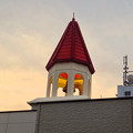 写真: 夕暮れ時のリンガーハットの屋上の鐘