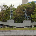 写真: 久屋大通公園：錦通にある男女の彫像、後ろから見ると楽しげ♪