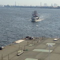 写真: ポートビル前の人口島に着岸しようとしている名古屋港遊覧船 - 2