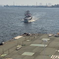 写真: ポートビル前の人口島に着岸しようとしている名古屋港遊覧船 - 3