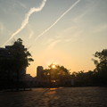写真: 気と重なった瞬間の夕日、そして飛行機雲 - 2