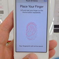 写真: iPhone 5s：Touch ID Demo - 3（指紋スキャン中）