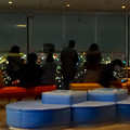 写真: 夜の東山スカイタワー展望階（5階） - 3：夜景を見る人々