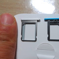 写真: iPhone 4SのマイクロSIMスロットと、5cのNano SIMスロット - 1