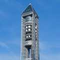 写真: 青い空バックの東山スカイタワー