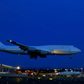 写真: BBJ 747-8 in the dark night_12-11-26_005