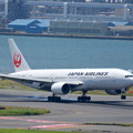 写真: JAL 777-200（JA8982）
