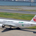 写真: JAL 777-200（JA8984）