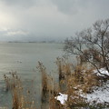 写真: 雪の琵琶湖