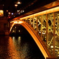 写真: 夜の橋