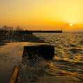 写真: 夕日と波