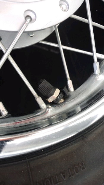 写真: DR-Z70 前輪のエアバルブのいがみがひどい